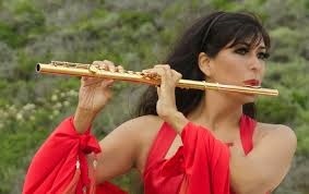 mujer tocando flauta traversa