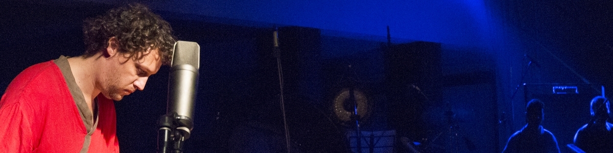  Hombre sobre un escenario con fondo de luces azules